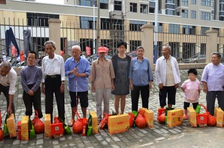 仁和集團(tuán)2015中秋前夕走訪慰問(wèn)福利院 (1).jpg